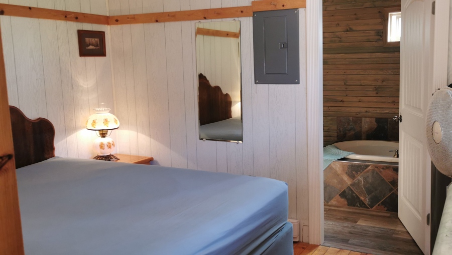 https://moosehavenresort.com/dev/wp-content/uploads/2015/03/10-bed-bath.jpg