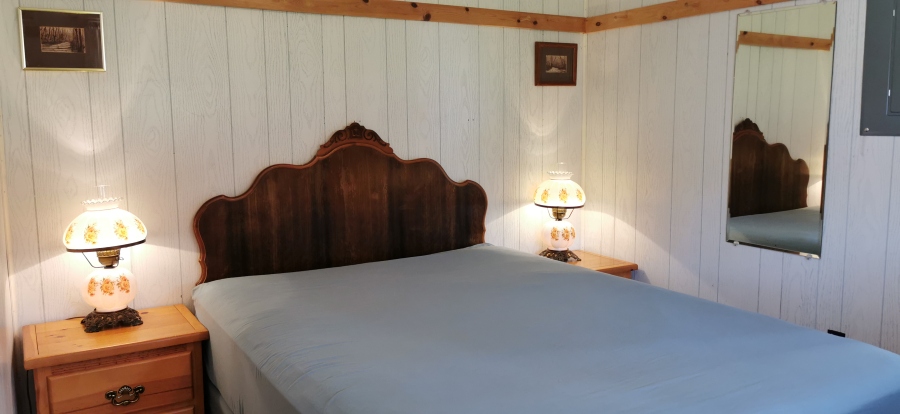 https://moosehavenresort.com/dev/wp-content/uploads/2015/03/12-bed.jpg