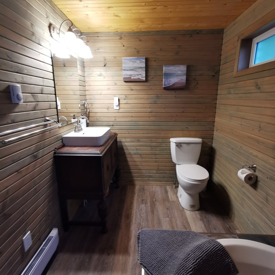 https://moosehavenresort.com/dev/wp-content/uploads/2015/03/13-bath-all.jpg