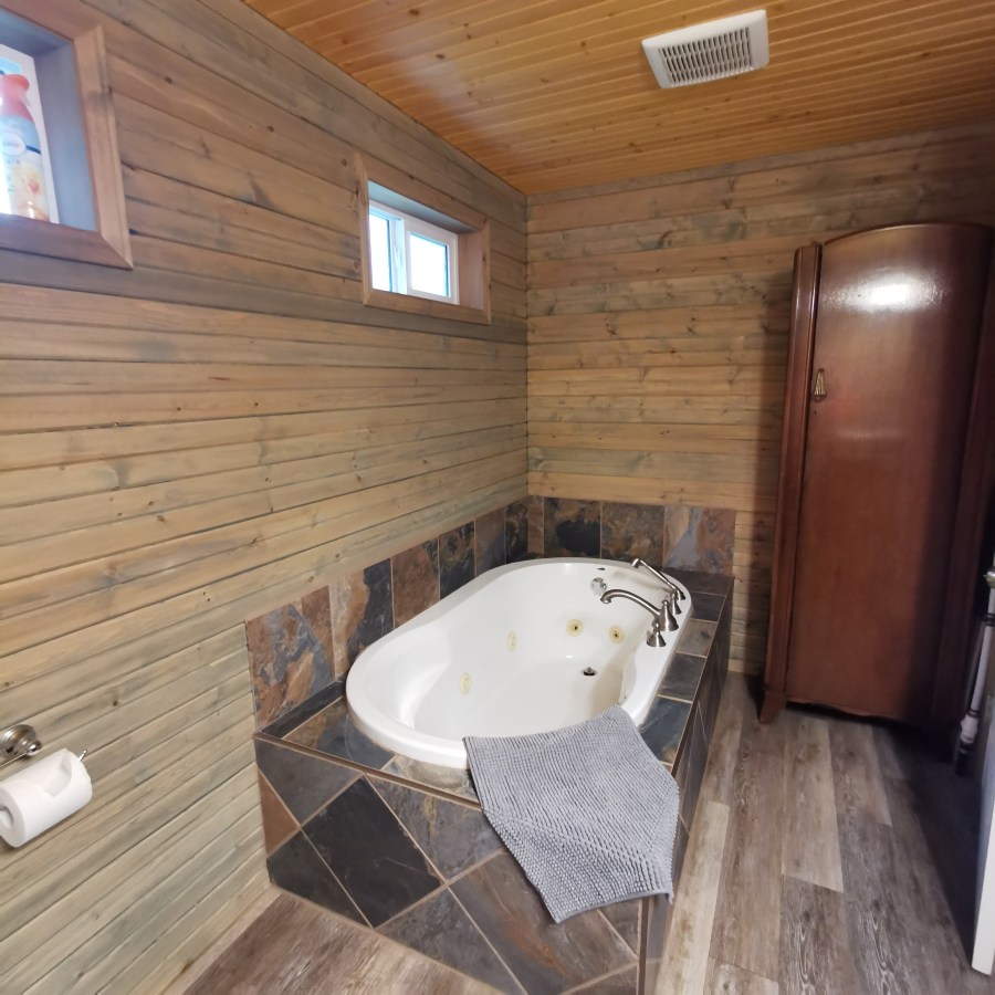 https://moosehavenresort.com/dev/wp-content/uploads/2015/03/15-jac-tub.jpg
