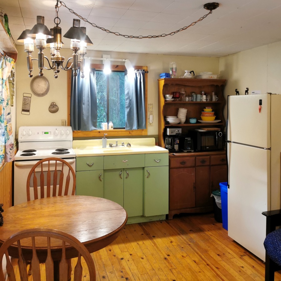 https://moosehavenresort.com/dev/wp-content/uploads/2015/03/3-kitchen.jpg