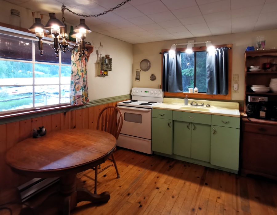 https://moosehavenresort.com/dev/wp-content/uploads/2015/03/4-kitchen.jpg