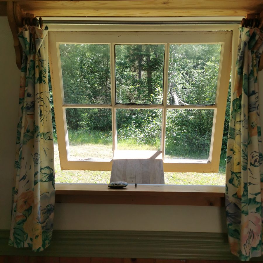 https://moosehavenresort.com/dev/wp-content/uploads/2015/03/7-window-open.jpg