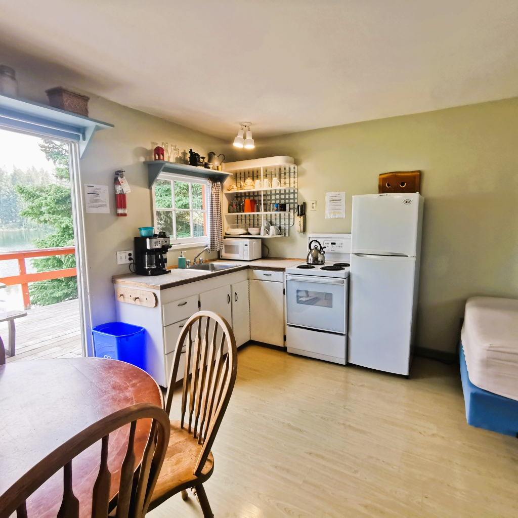https://moosehavenresort.com/dev/wp-content/uploads/2025/05/15-kitchen-1.jpg