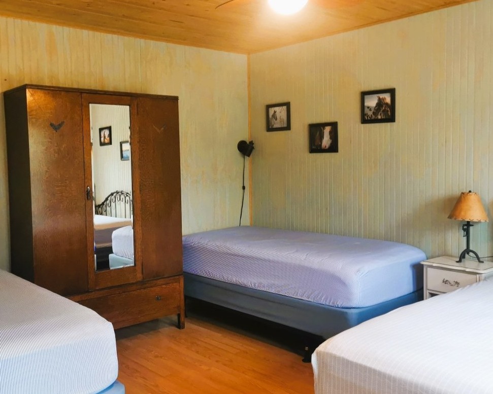https://moosehavenresort.com/dev/wp-content/uploads/2025/06/10-bedroom-1.jpg