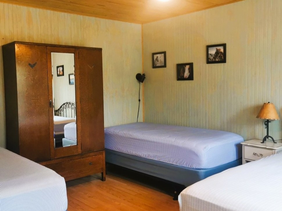 https://moosehavenresort.com/dev/wp-content/uploads/2025/06/12-bedroom.jpg