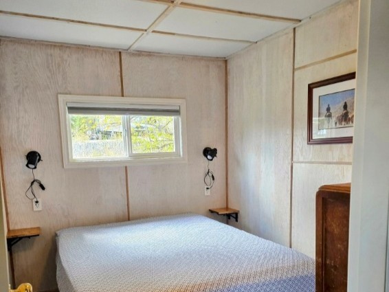 https://moosehavenresort.com/dev/wp-content/uploads/2025/06/15-Cab-1-small-bedroom.jpg