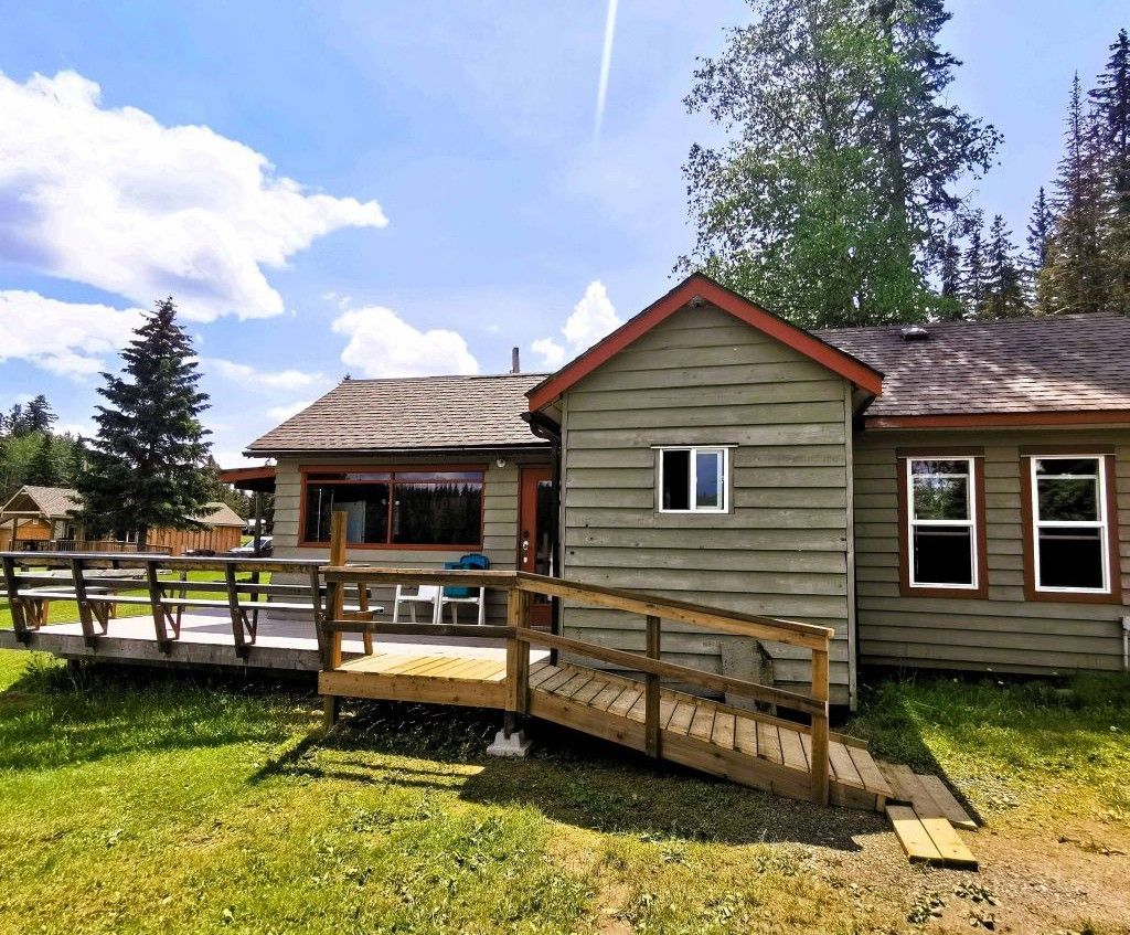 https://moosehavenresort.com/dev/wp-content/uploads/2025/06/2-cab-1-from-parking.jpg