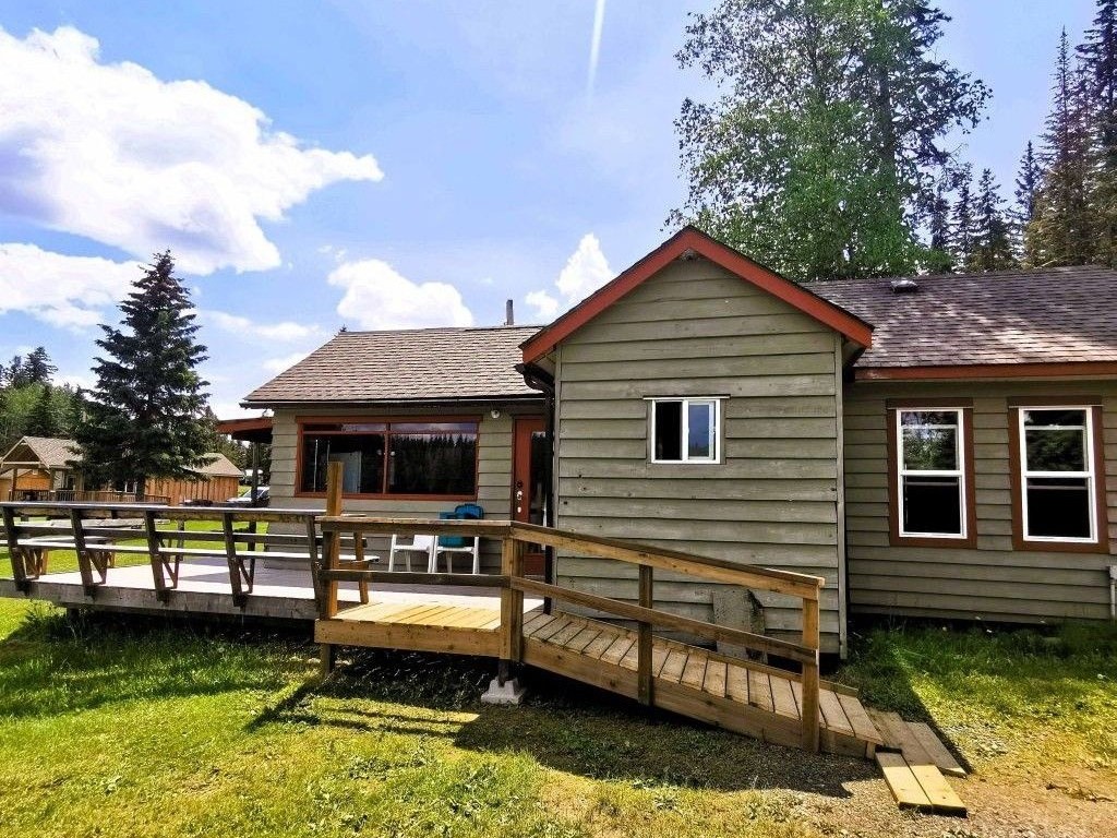 https://moosehavenresort.com/dev/wp-content/uploads/2025/06/3-cab-1-from-parking.jpg