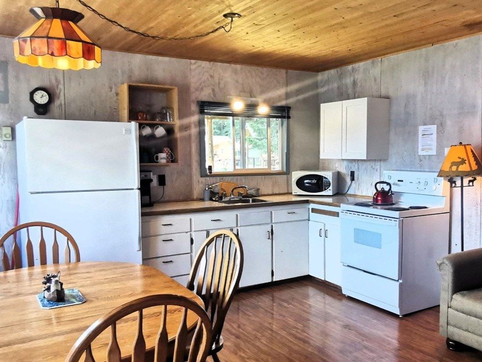 https://moosehavenresort.com/dev/wp-content/uploads/2025/06/6-kitchen.jpg