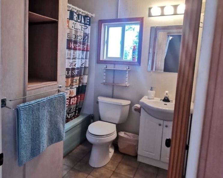 https://moosehavenresort.com/dev/wp-content/uploads/2025/06/7-Cabin-1-ming-bathroom-2.jpg