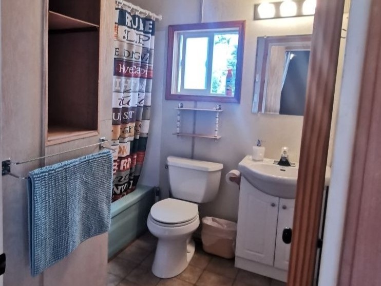 https://moosehavenresort.com/dev/wp-content/uploads/2025/06/9-Cabin-1-ming-bathroom.jpg